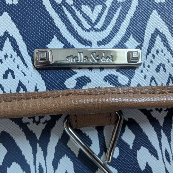 Stella & Dot, Hanging Travel Roll Organizer, Blue/White Ikat Print - Picture 3 of 13